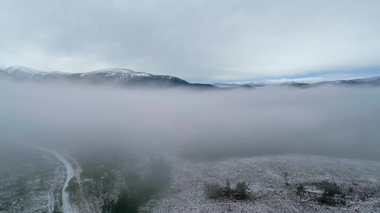 冬日里雾蒙蒙的一天。美丽的鸟瞰图，雾在山谷和山脊的背景。英国苏格兰视频素材