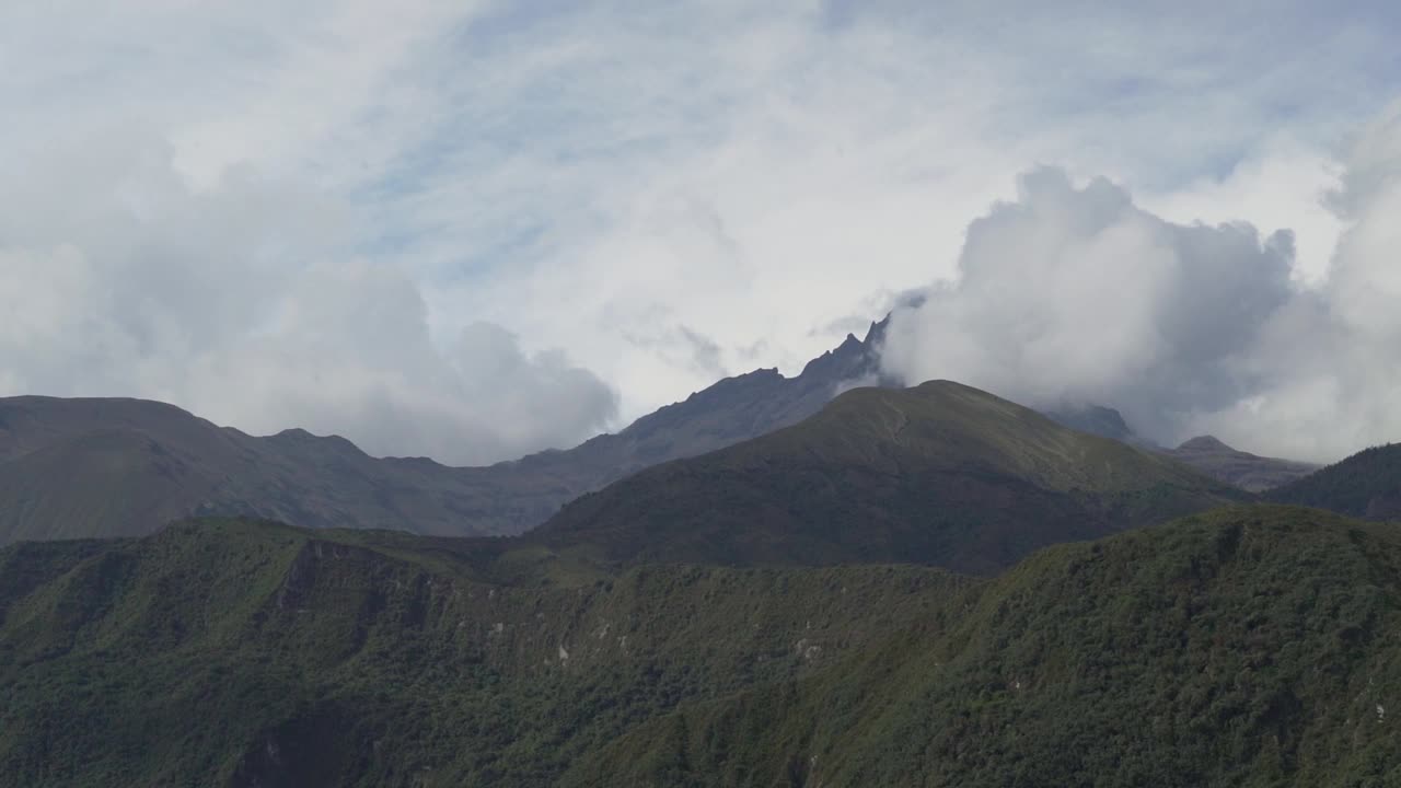 靠近奥塔瓦洛的奎科查湖，美丽的蓝色泻湖和科塔卡奇火山火山口内的岛屿视频素材