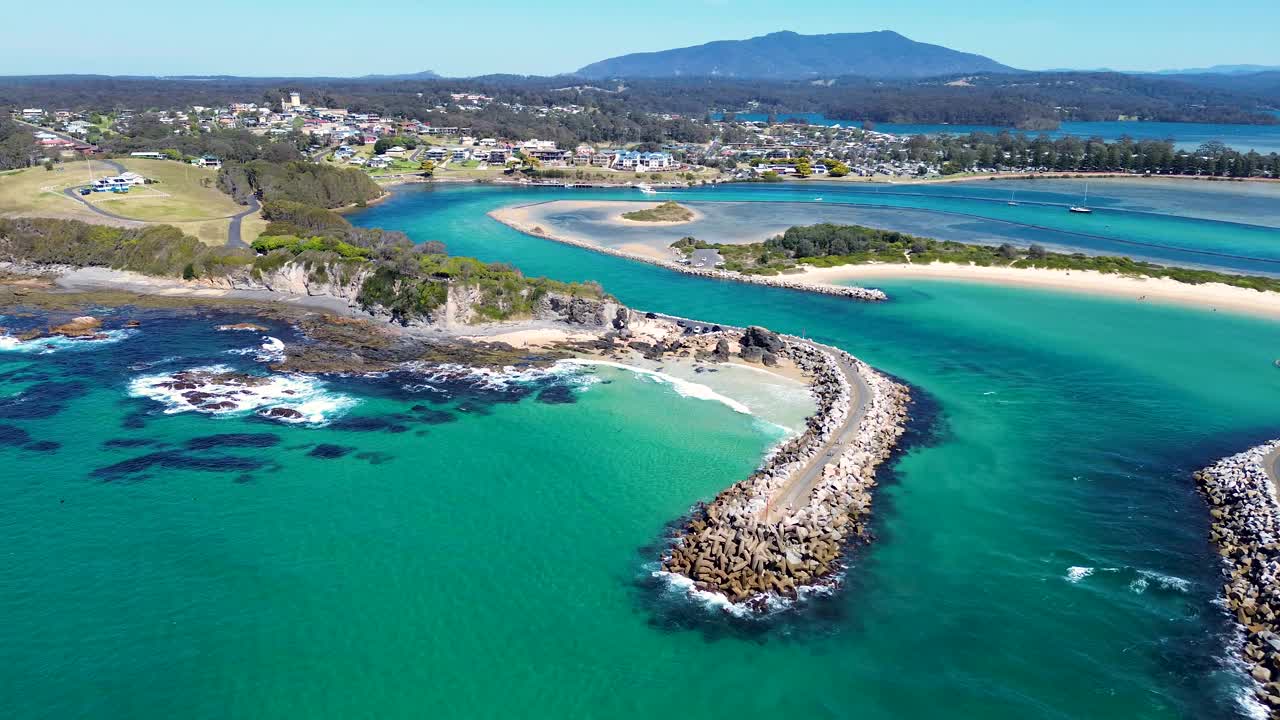 无人机空中石墙通道海滩入口通道海岸线岬角Narooma Wagonga海滩旅游南海岸新南威尔士州澳大利亚4K视频素材