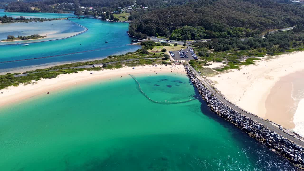 无人机航拍通道酒吧海滩Wagonga入口通道岩壁岬角海岸线旅游度假目的地游泳地点海湾新南威尔士州南海岸Narooma澳大利亚4K视频素材