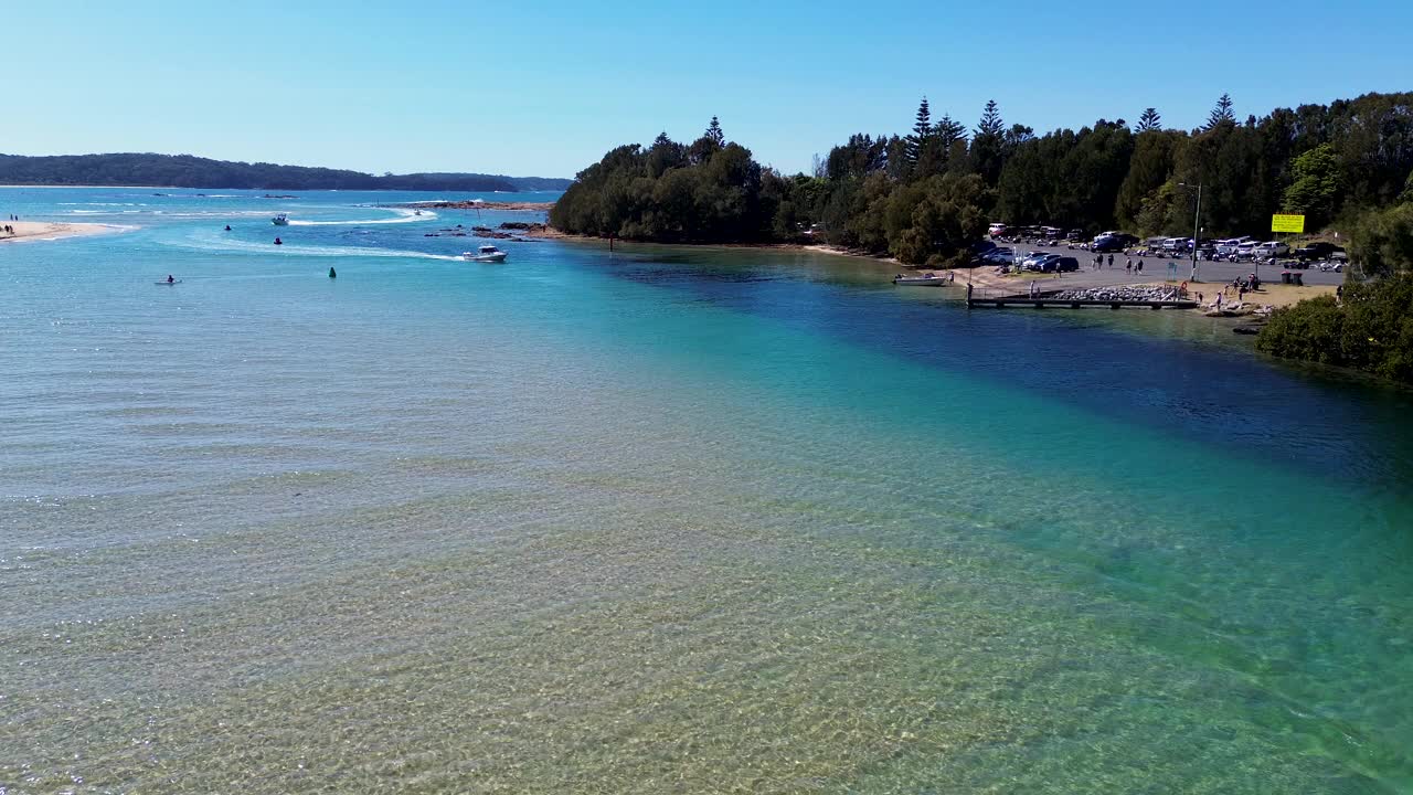 无人机航拍通道入口清澈的风景拍摄旅游旅游度假目的地划船码头岬角海岸线新南威尔士州苔藓点南海岸澳大利亚4K视频素材