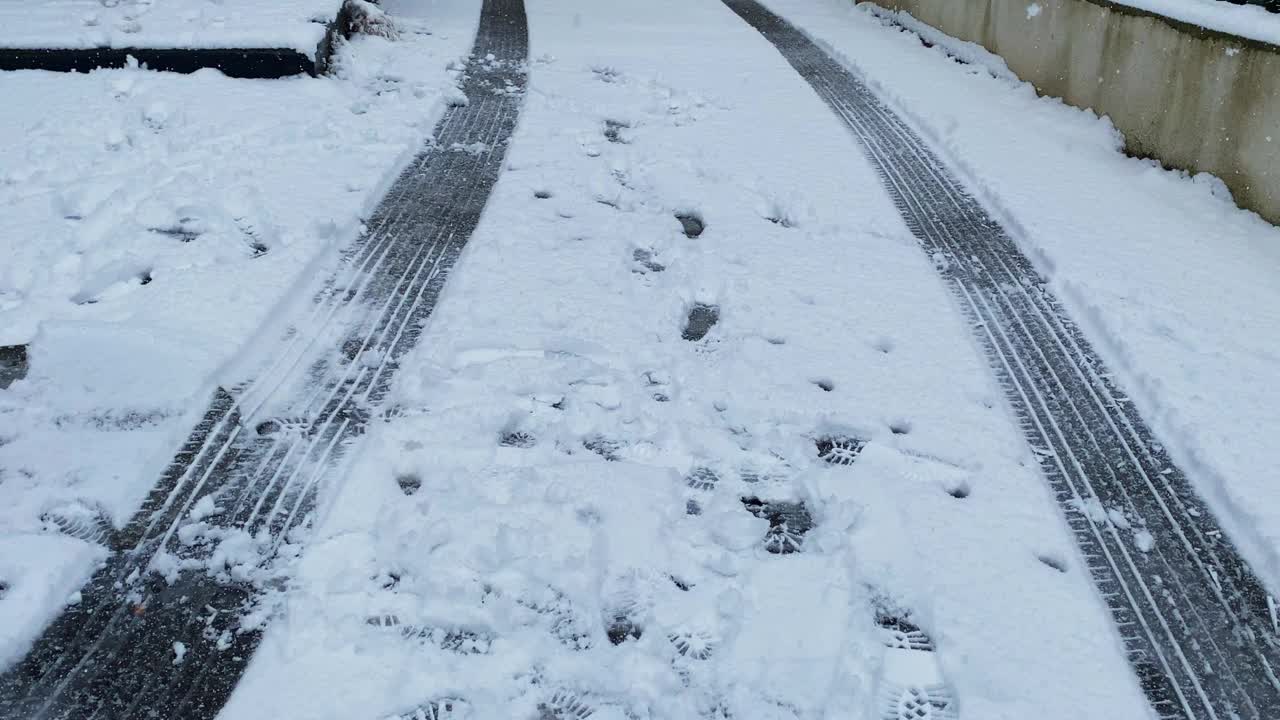 雪天路上的轮胎痕迹视频素材