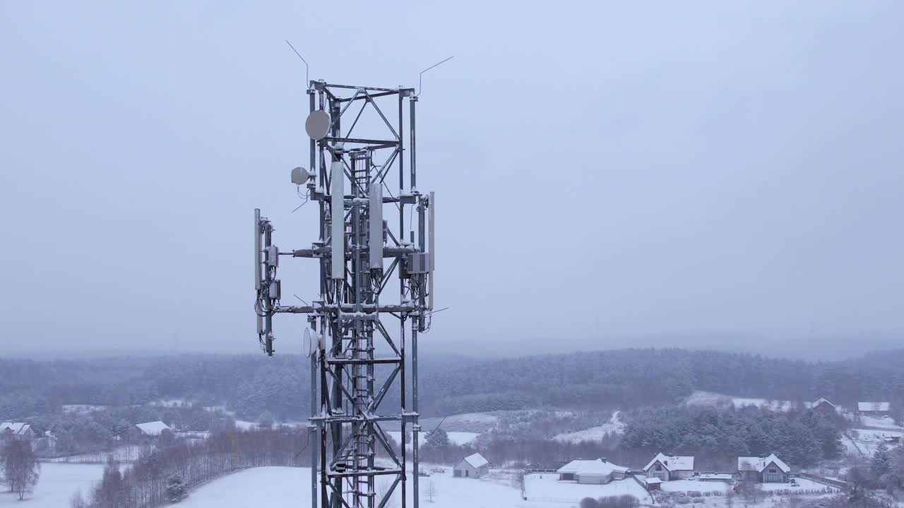 塔式天线电信手机鸟瞰图，蜂窝5g 4g手机无线电发射机。提供高速现代5g通信网服务。雪自然森林冬季。视频素材