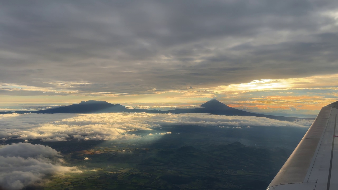 波波卡特佩特尔火山和Iztaccíhuatl火山视频素材