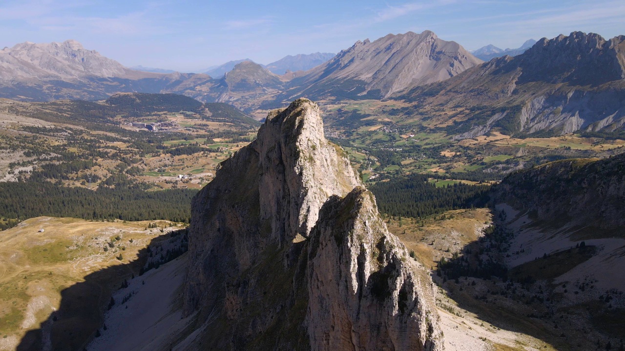 克里特岛丹峰鸟瞰图，周围是迪沃里山脉。上阿尔卑斯，阿尔卑斯山，法国视频下载