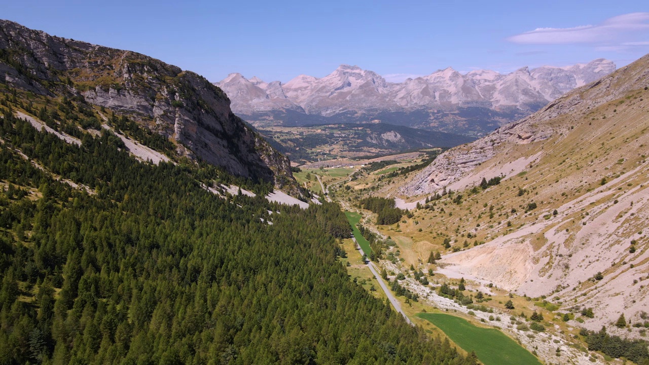 鸟瞰图的山谷和Col du Noyer望向夏季的Devoluy地块的山脉。上阿尔卑斯(阿尔卑斯山)，法国视频素材