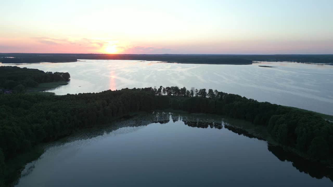 日出时湖面的全景鸟瞰图。远景。视频素材