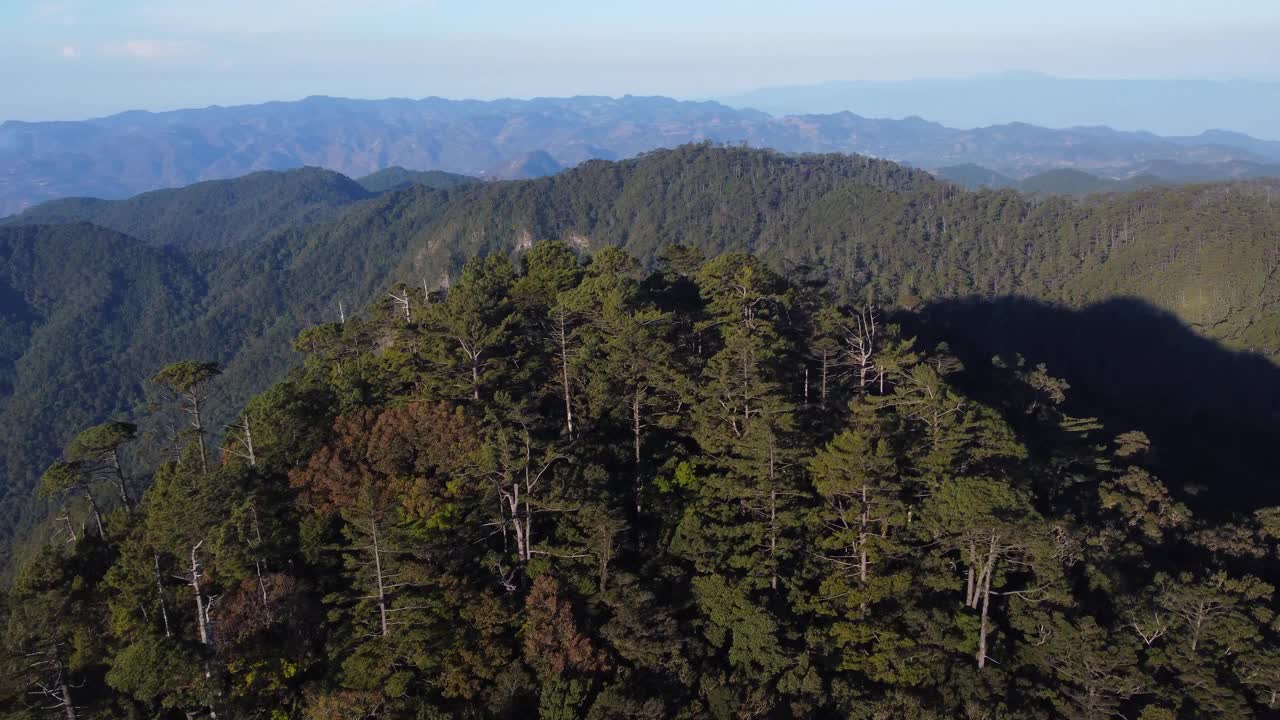 山林空中具有明显的前景，中间和背景视频素材