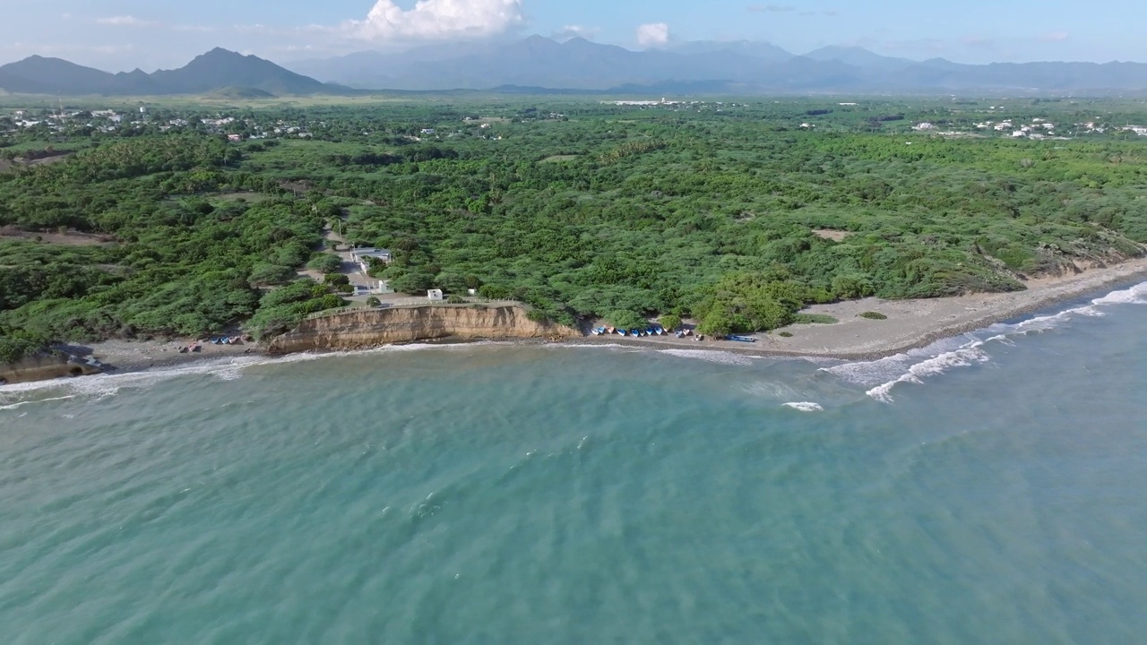 鸟瞰马坦萨斯海滩和蓝色的海在巴尼的夏天，多米尼加共和国。视频素材