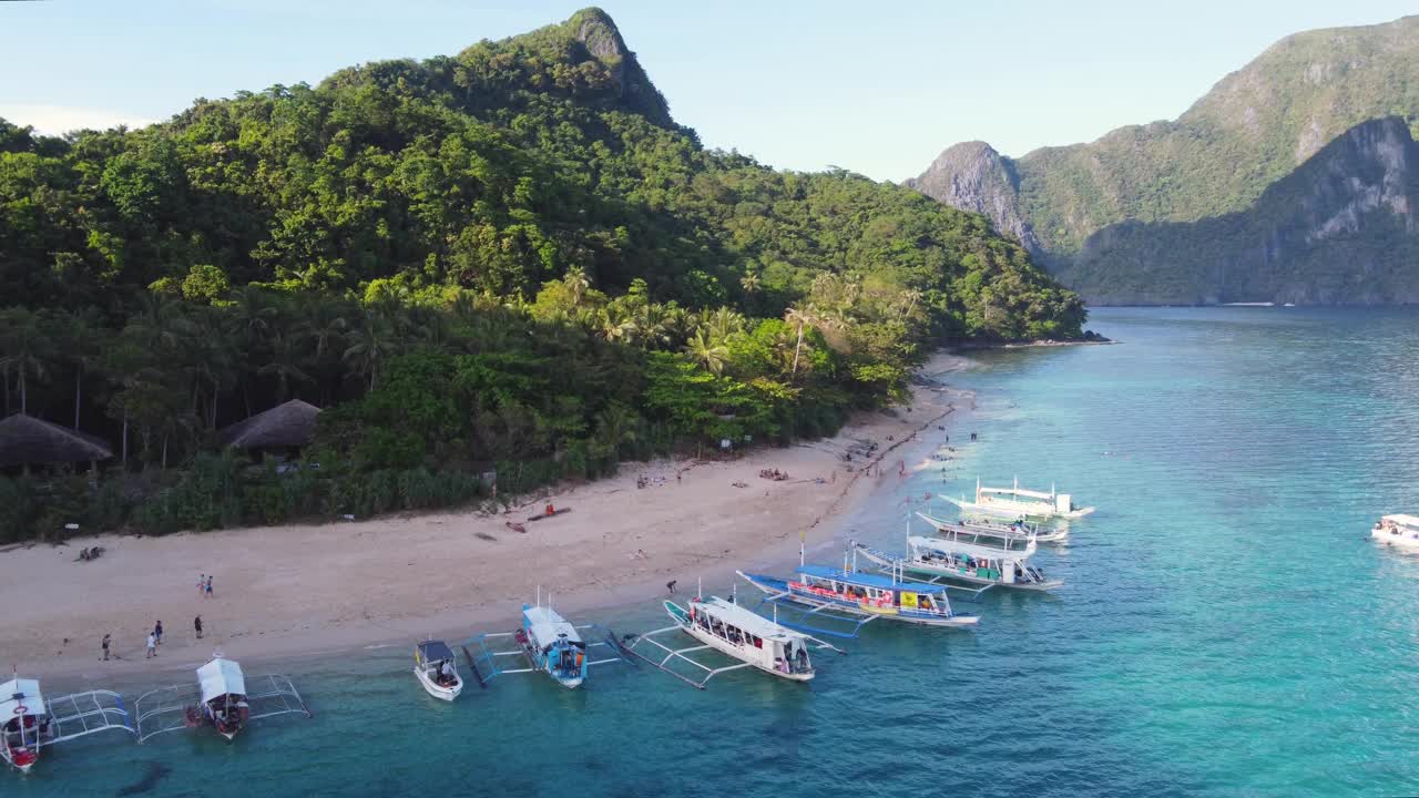 迪卢玛卡德直升机岛，海滩上有度假者和跳岛游船。空中视频素材