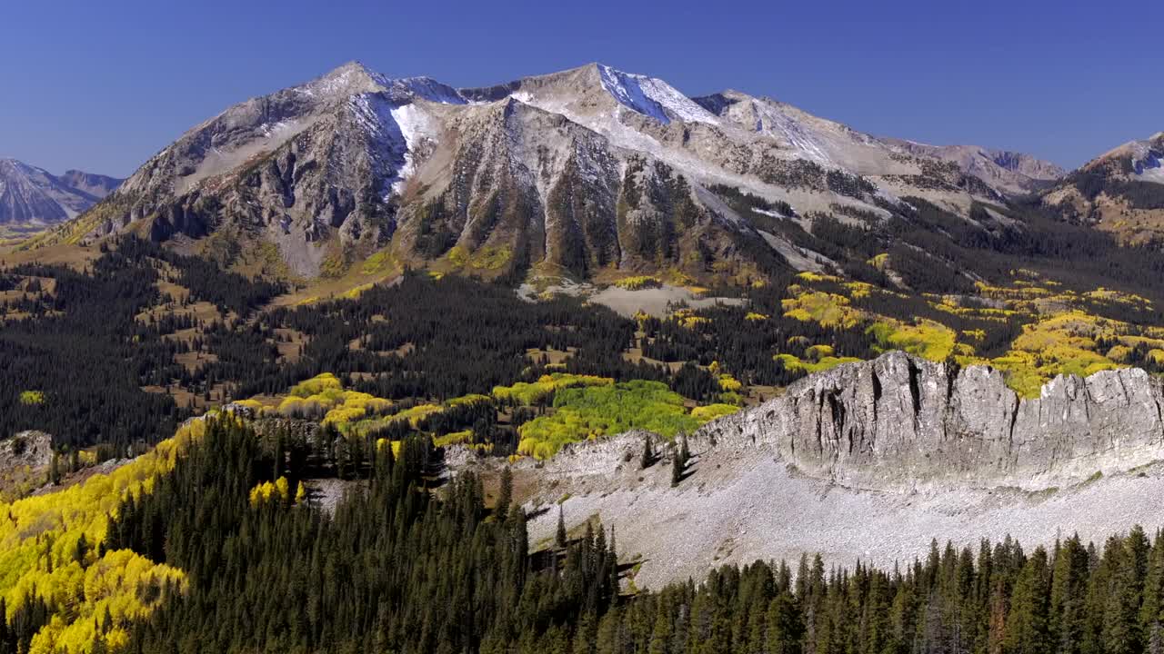 多姿多彩的秋季，科罗拉多州东贝克威斯山脉的鸟瞰图。照片捕捉雄伟的山峰和鲜明的色彩背景对崎岖的山峰视频素材