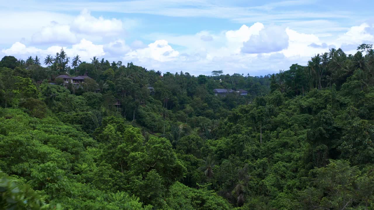 壮观而宁静的坎普汉山脊步道，巴厘岛，印度尼西亚-无人机向前飞行视频素材