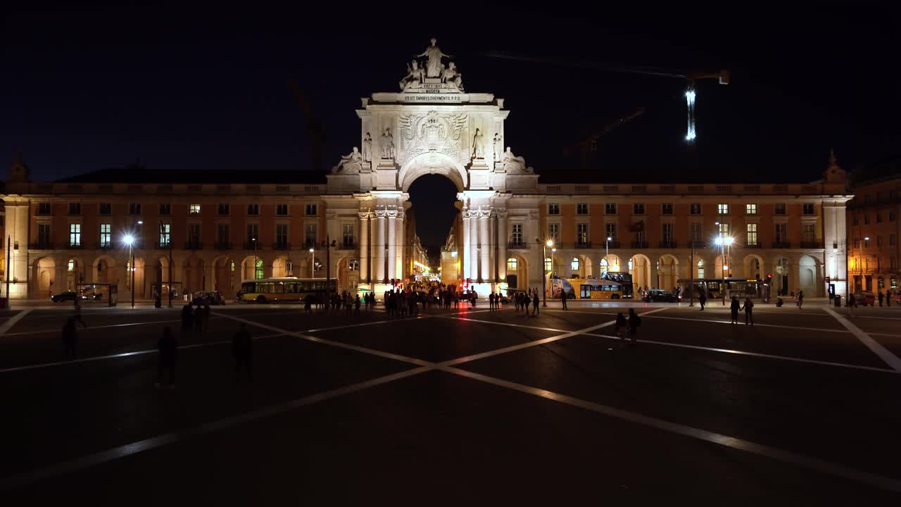 夜晚的奥古斯塔拱门，灯火通明。位于葡萄牙里斯本市中心。街灯亮着。视频素材