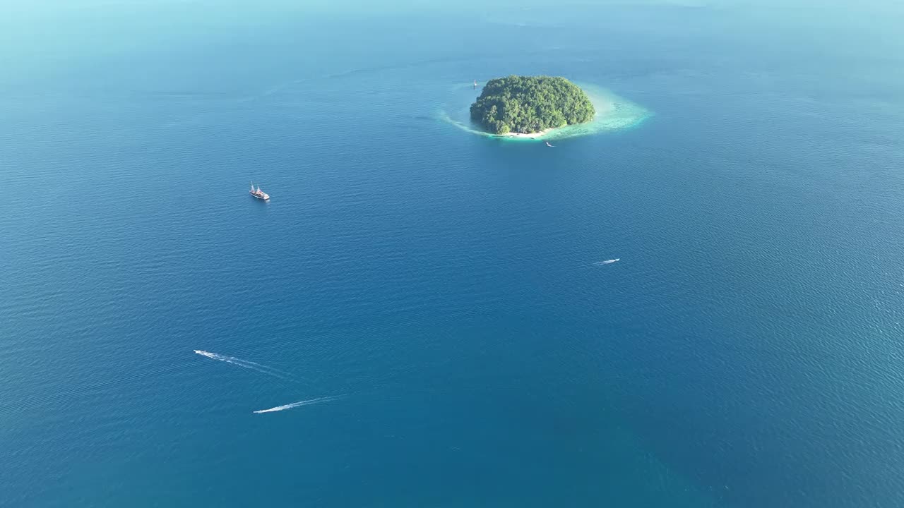 鸟瞰田园诗般的热带岛屿视频素材