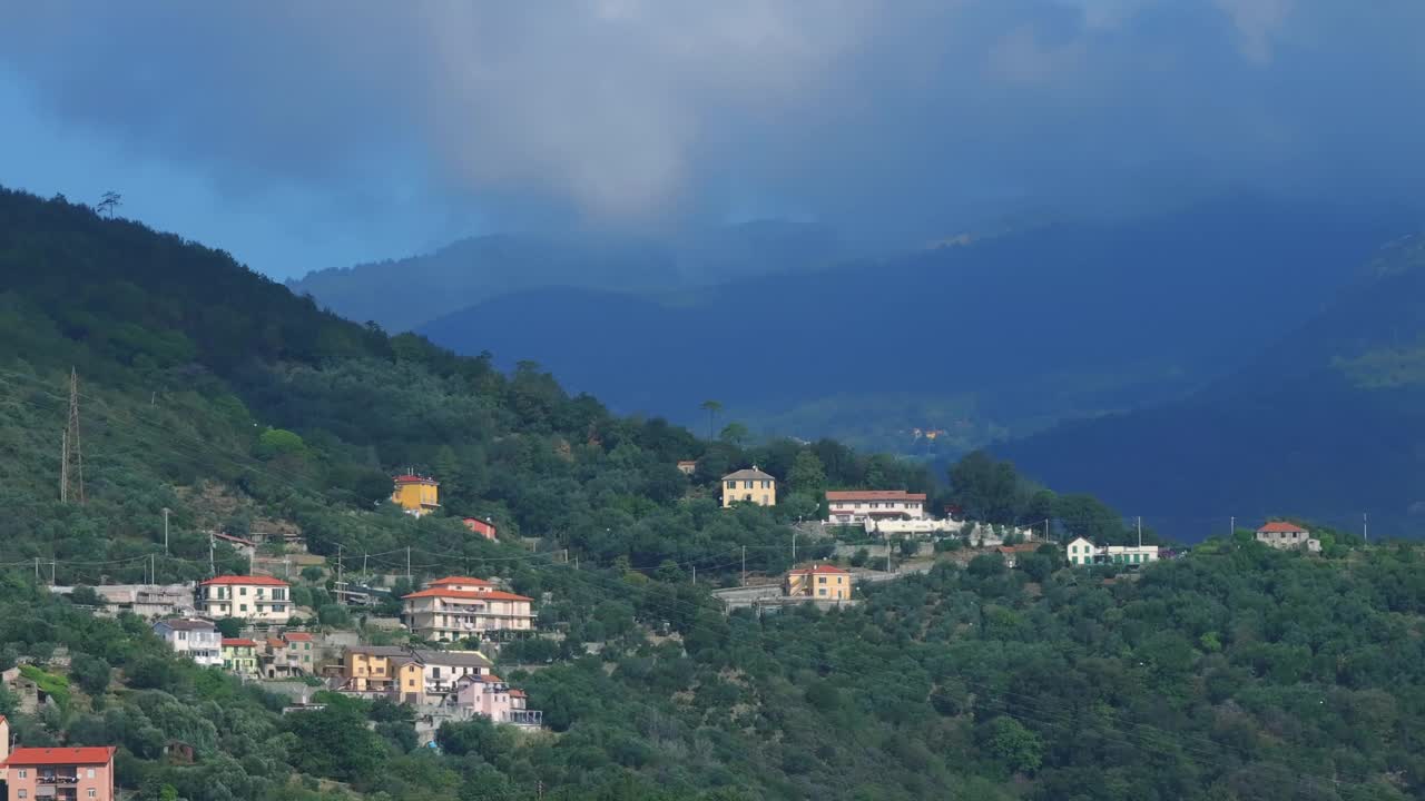 意大利利古里亚瓦拉泽附近的山地景观。鸟瞰图视频素材