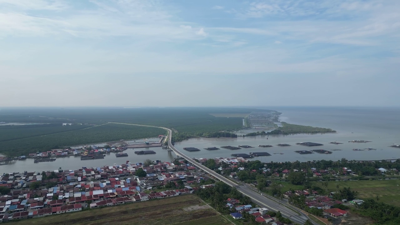 大桥横跨河流的鸟瞰图视频素材