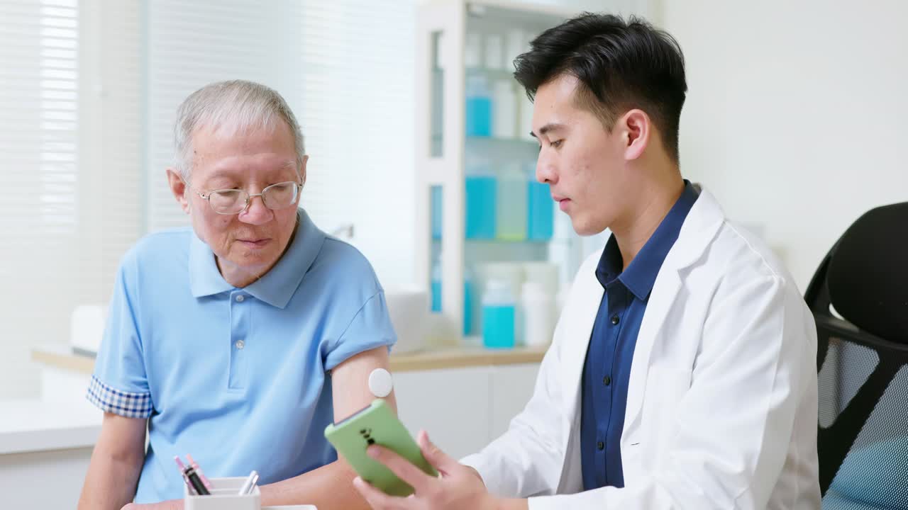 医生教人们使用CGM视频素材