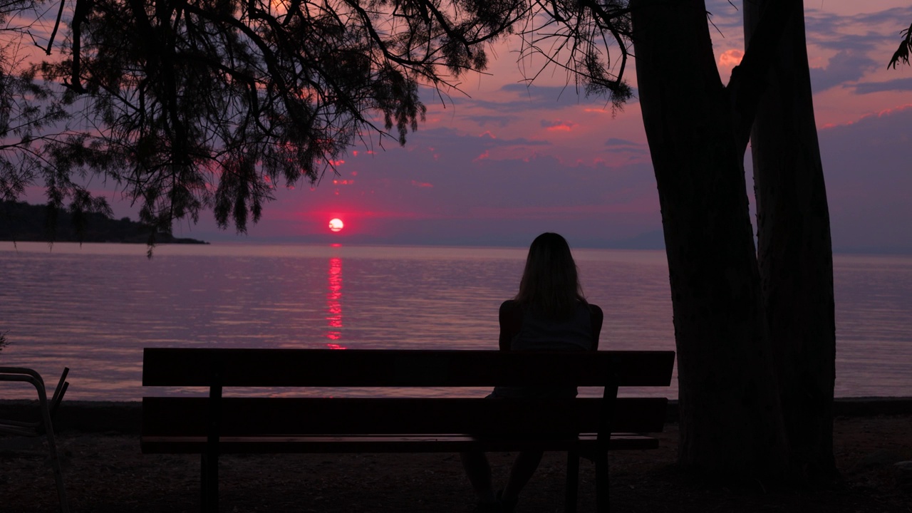 美丽的夕阳对度假的放松概念视频素材