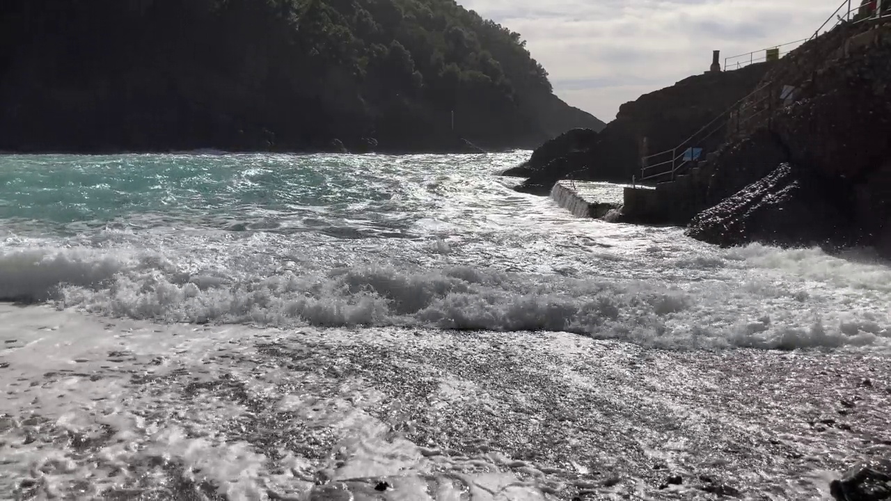 秋天的利古里亚海，波涛汹涌，阳光明媚(热那亚，利古里亚)视频下载