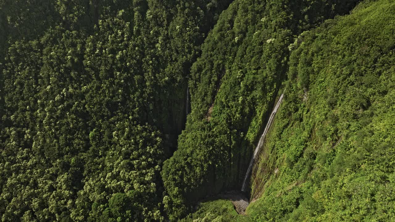 夏威夷毛伊岛航拍v46鸟瞰图，飞越夏威夷奥奥峡谷，帕利基亚溪流捕捉400英尺高的Waimoku瀑布，位于哈雷阿卡拉伊国家公园的k<e:1>帕胡鲁区，用Mavic 3 Cine拍摄，2022年12月视频素材