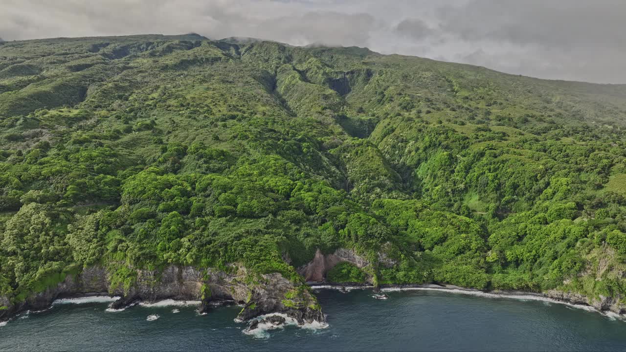 夏威夷毛伊岛航拍v1岛屿景观视图，飞越东部海岸线的帕洛阿点，拍摄怀卢阿瀑布和Hāna森林保护区，植被茂密-由Mavic 3 Cine拍摄，2022年12月视频素材