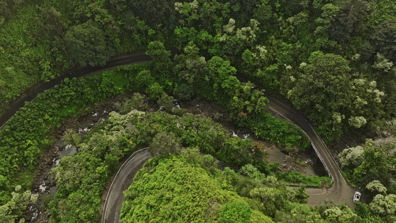 夏威夷毛伊岛航拍v37鸟瞰图无人机飞越哈纳高速公路上的海普阿埃纳瀑布，海拔上升，捕捉云雾缭绕的茂密雨林景观-用Mavic 3 Cine拍摄- 2022年12月视频素材