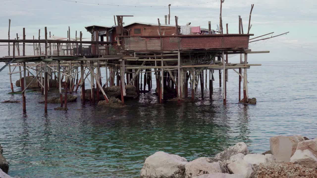 Trabocco捕鱼木建筑在海上日落的时间视频下载