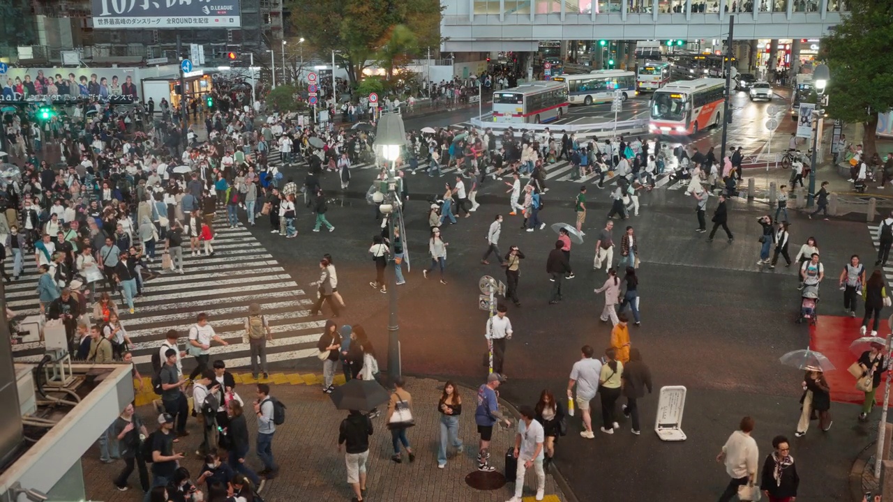 2023年10月7日，日本东京:日本东京涩谷区的人行横道上，拥挤的人群在夜间行走视频素材