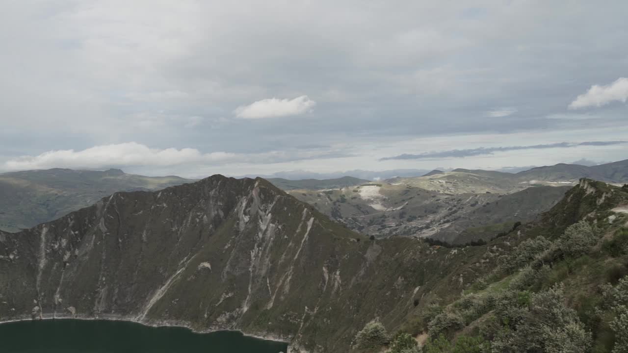 拉古纳奎洛托亚是一个充满水的火山口湖，也是厄瓜多尔安第斯山脉最西端的火山。火山口有绿松石般的水体，还有一条很受欢迎的徒步小径，叫做quilotoa loop。视频素材