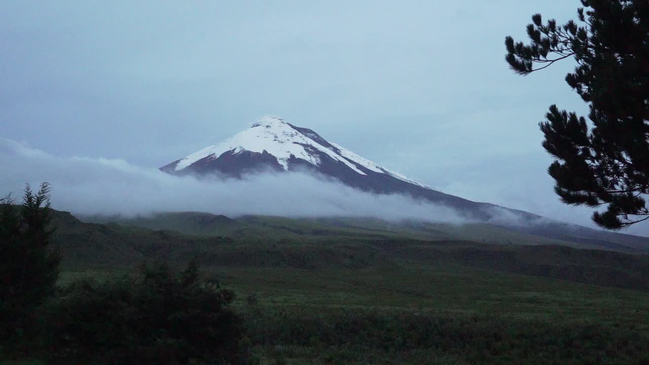 科托帕西，一座活火山，在清晨的阳光下，从厄瓜多尔安第斯山脉的山谷中升起。视频素材