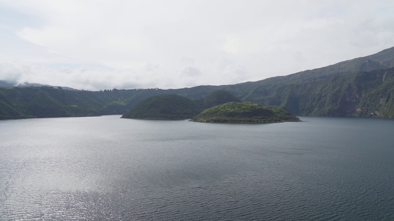 靠近奥塔瓦洛的奎科查湖，美丽的蓝色泻湖和科塔卡奇火山火山口内的岛屿视频素材