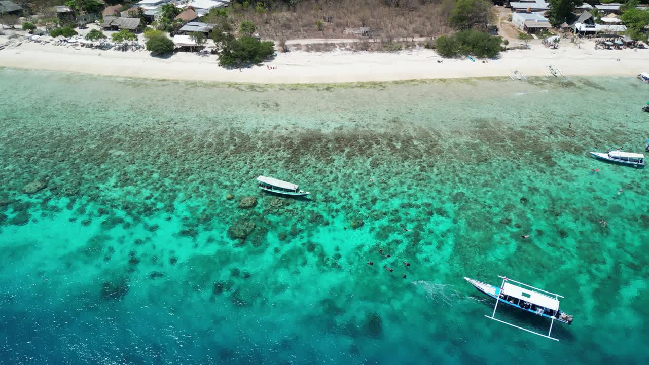 漂浮在吉利梅诺海滩海岸的船只视频素材