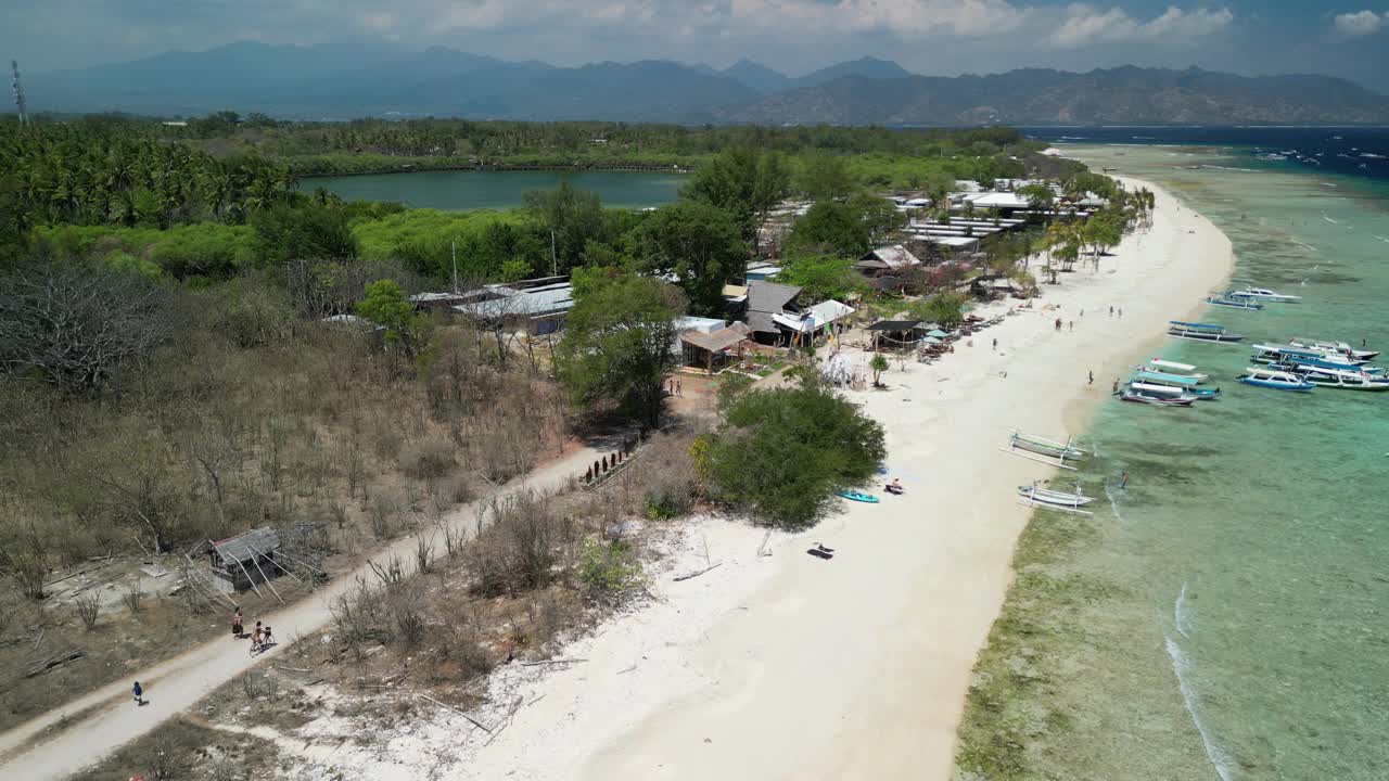 Gili Meno海滩的鸟瞰图。印尼吉利梅诺海滩的海岸海滩视频素材