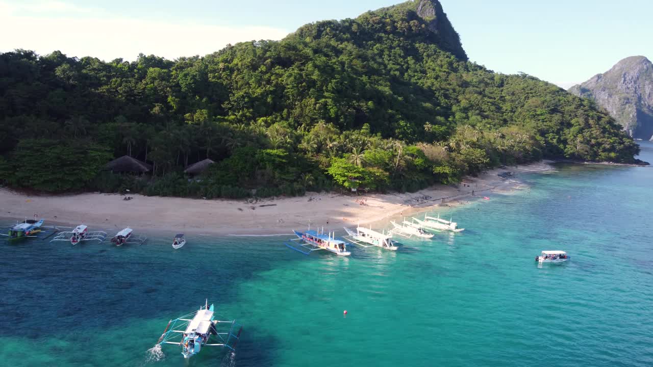 爱妮岛的直升机岛海滩和跳岛游船。空中视频素材