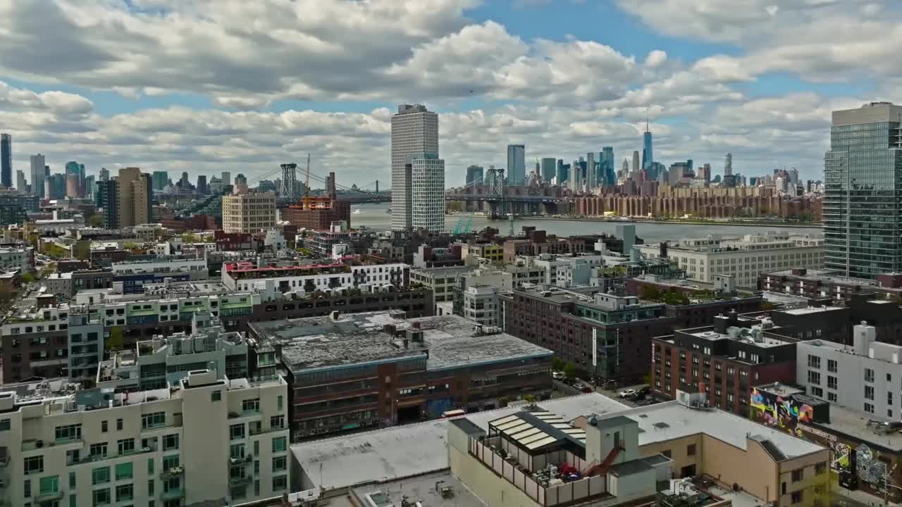 格林威治区豪华住宅区的鸟瞰图和背景中的纽约市天际线视频素材