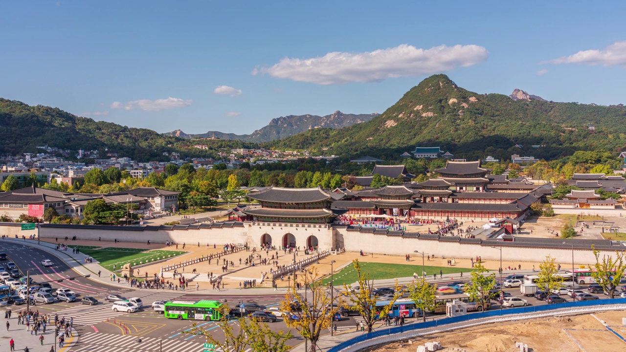 白天景福宫、光化门广场、北角山、世宗路及周边/韩国首尔钟路区视频素材