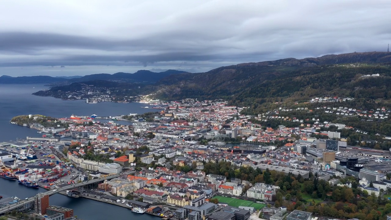 航拍照片显示卑尔根市中心在Løvstakken山后面视频素材