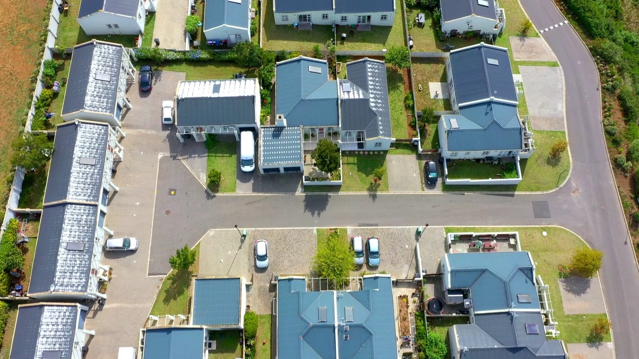 无人机、住宅社区和住宅开发，街道上有中产阶级的建筑。住宅，房屋或房地产在一个社区的物业建筑在夏天从上面视频素材