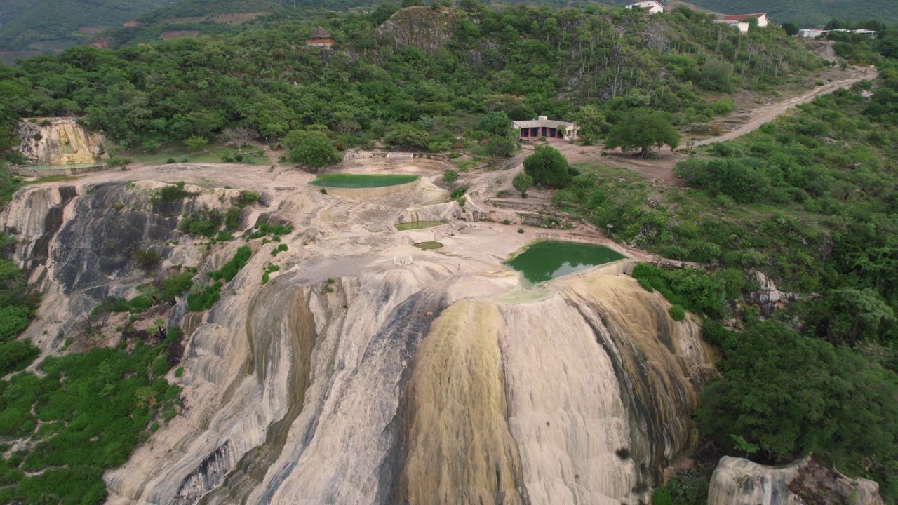 墨西哥的Hierve el Agua，翻译成“水沸腾”，一系列令人惊叹的富含矿物质的岩层，就像瀑布一样。迷人的目的地视频素材