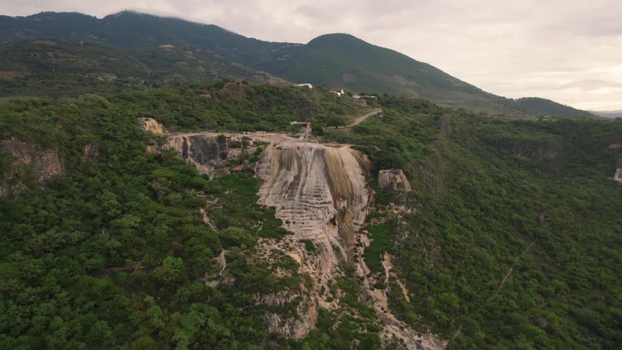 空中无人机观看天然水池、岩层和瀑布。墨西哥瓦哈卡著名的度假胜地。视频素材