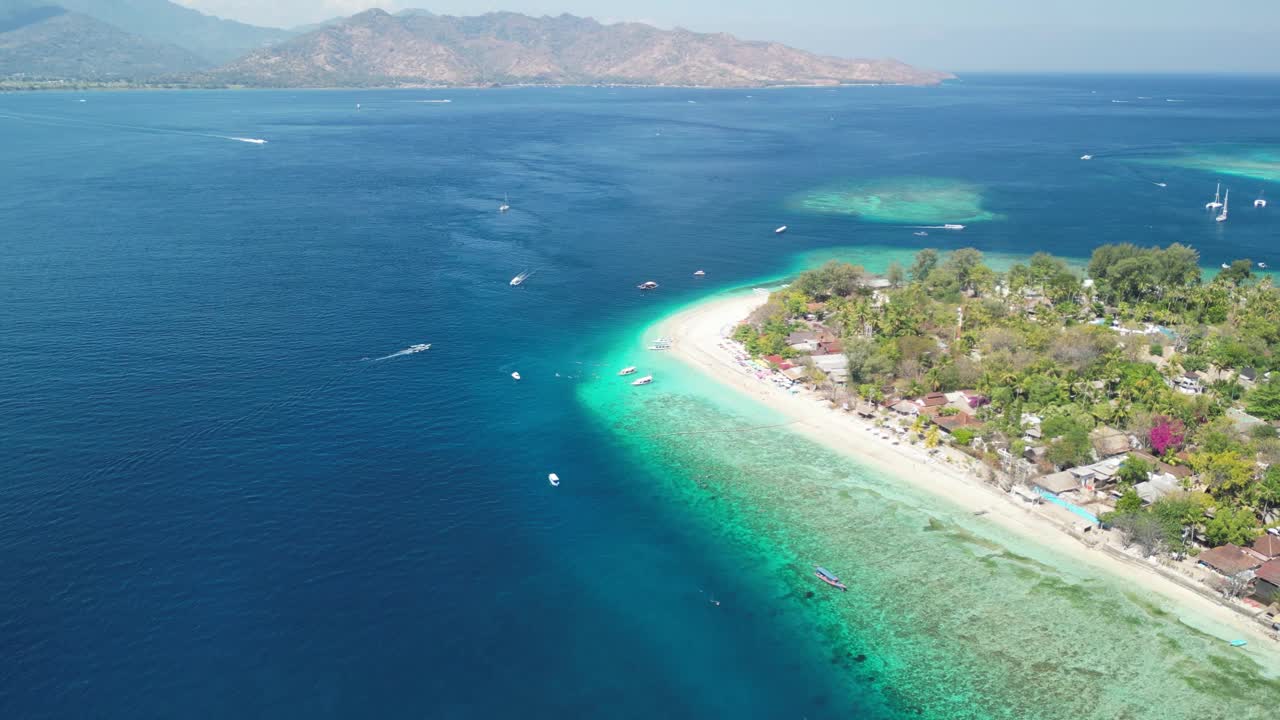 印尼吉利空中海滩南部:原始的海岸，清澈的海水，和当地村庄的魅力-空中视频素材