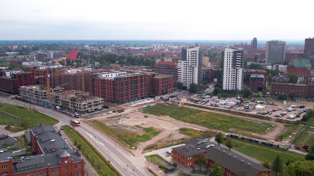 格但斯克城市发展的鸟瞰图，新建筑正在建设中，被城市天际线包围视频素材