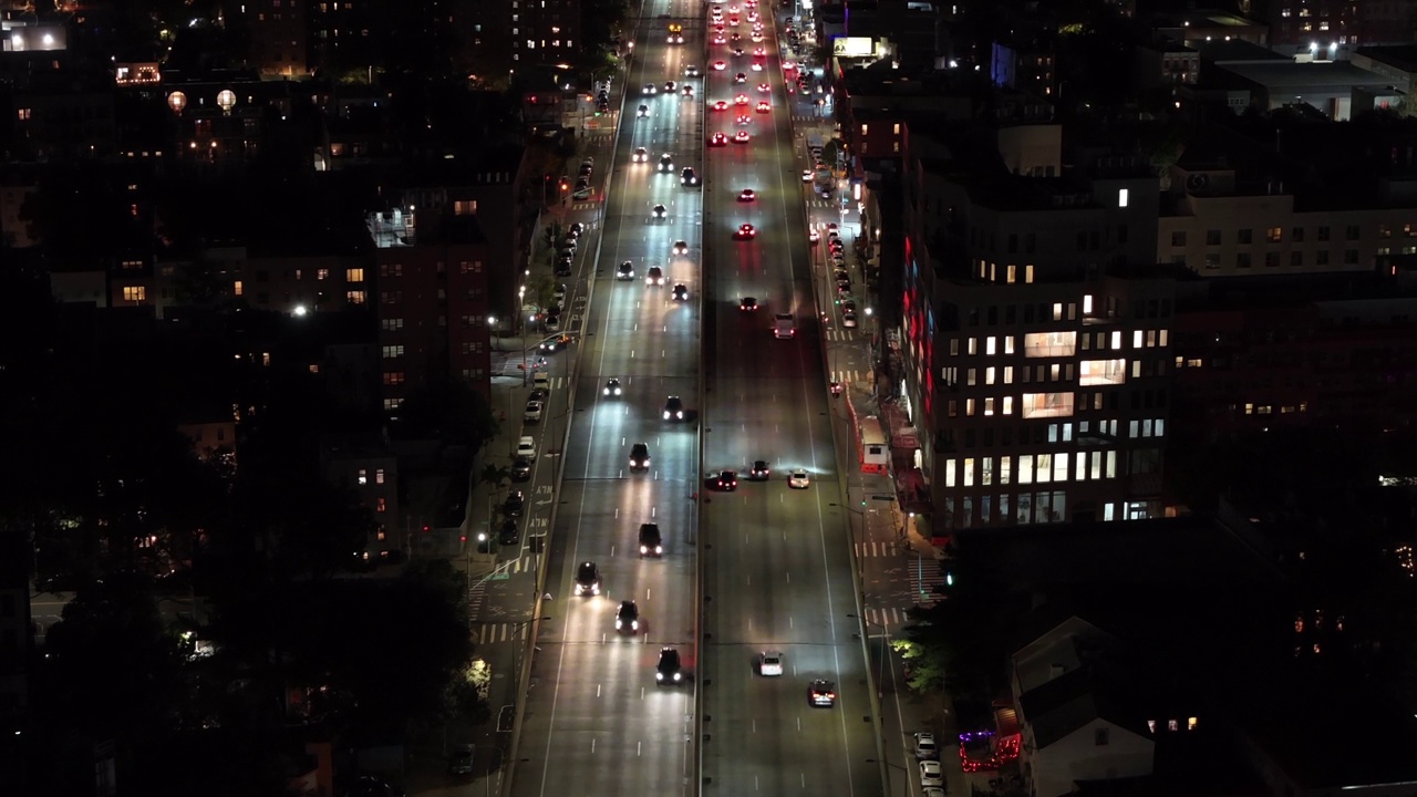 夜间布鲁克林皇后区高速公路的鸟瞰图视频素材