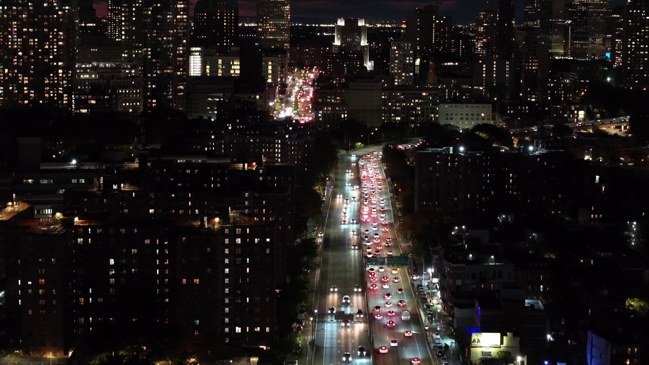 夜间布鲁克林皇后区高速公路的鸟瞰图视频素材