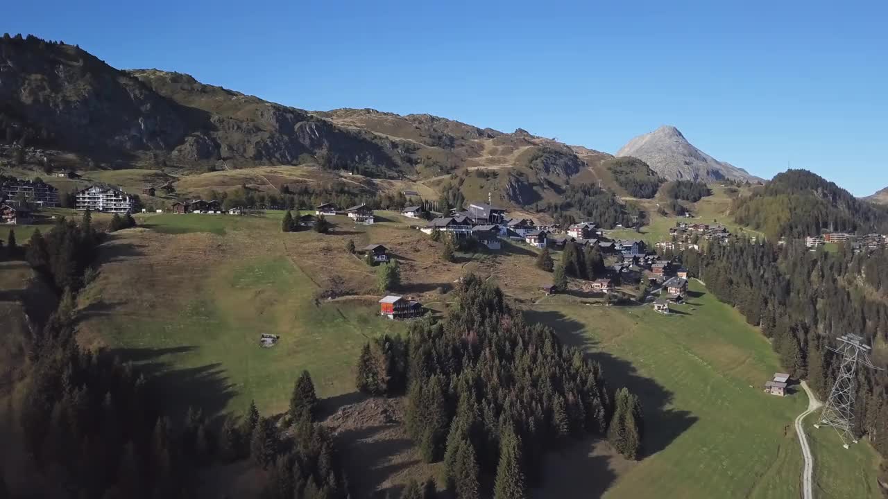 鸟瞰Riederalp，瑞士瓦莱州的无车山村。视频素材