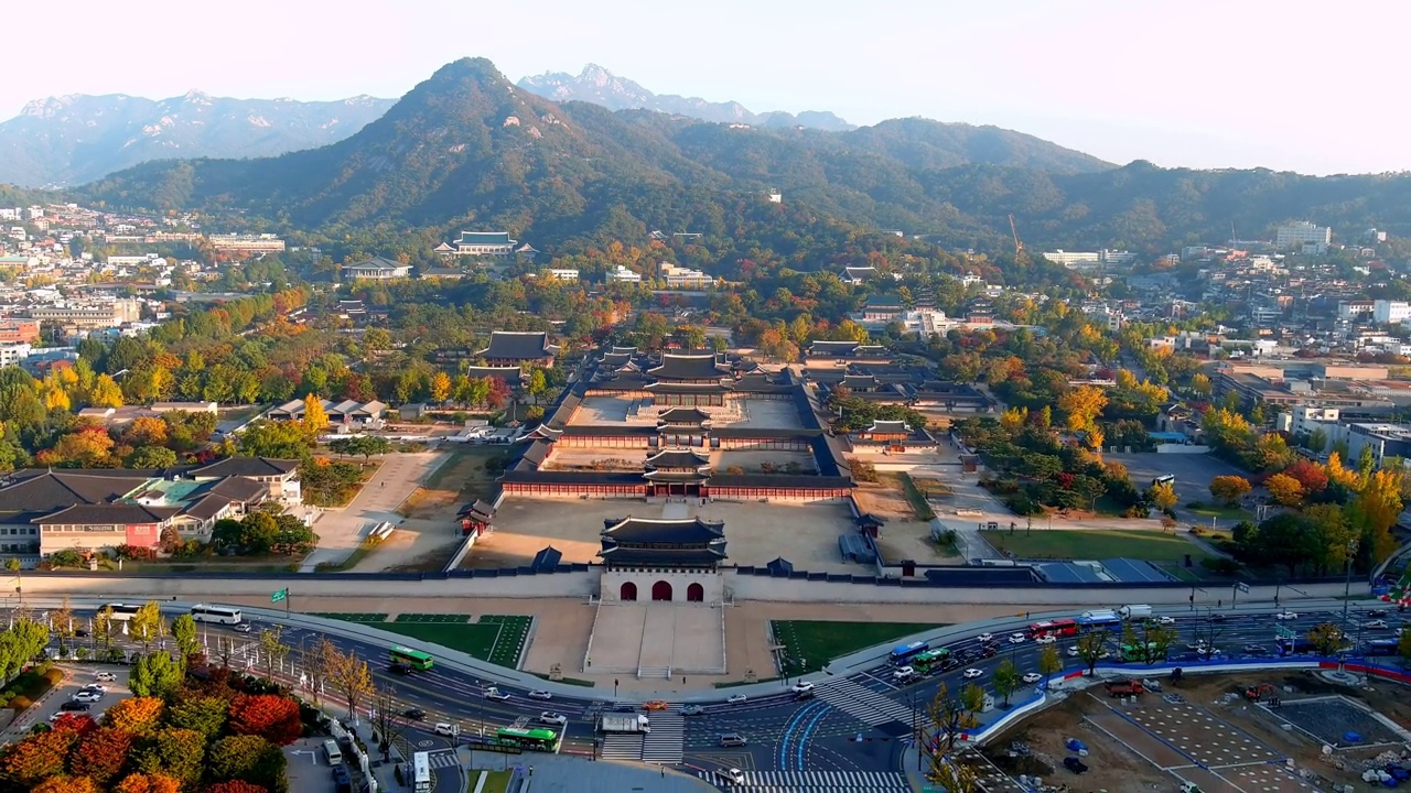 首尔钟路区世宗路、北岳山、光化门广场、青瓦台、景福宫根正殿、根正门、兴礼门、光化门附近的市中心视频素材