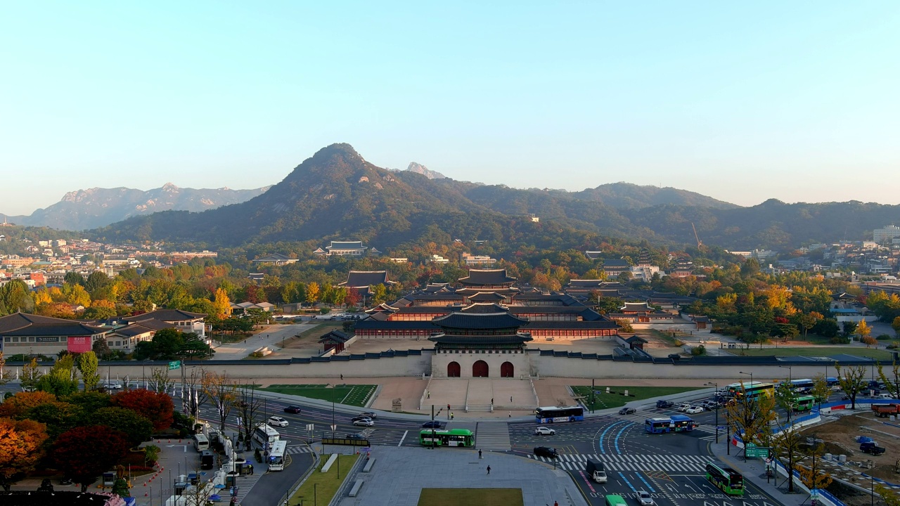 首尔钟路区世宗路、北岳山、光化门广场、青瓦台、景福宫根正殿、根正门、兴礼门、光化门附近的市中心视频素材