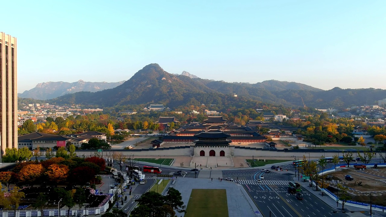 首尔钟路区世宗路、北岳山、光化门广场、青瓦台、景福宫根正殿、根正门、兴礼门、光化门附近的市中心视频素材