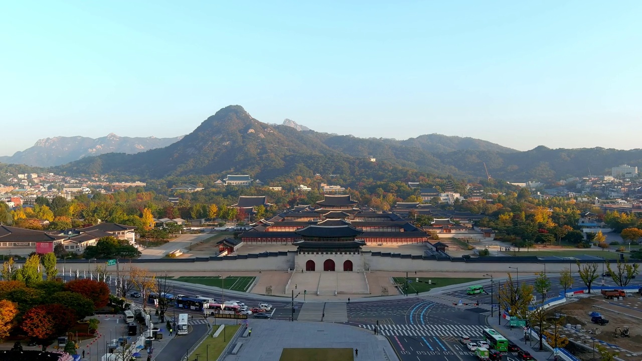 首尔钟路区世宗路、北岳山、光化门广场、青瓦台、景福宫根正殿、根正门、兴礼门、光化门附近的市中心视频素材