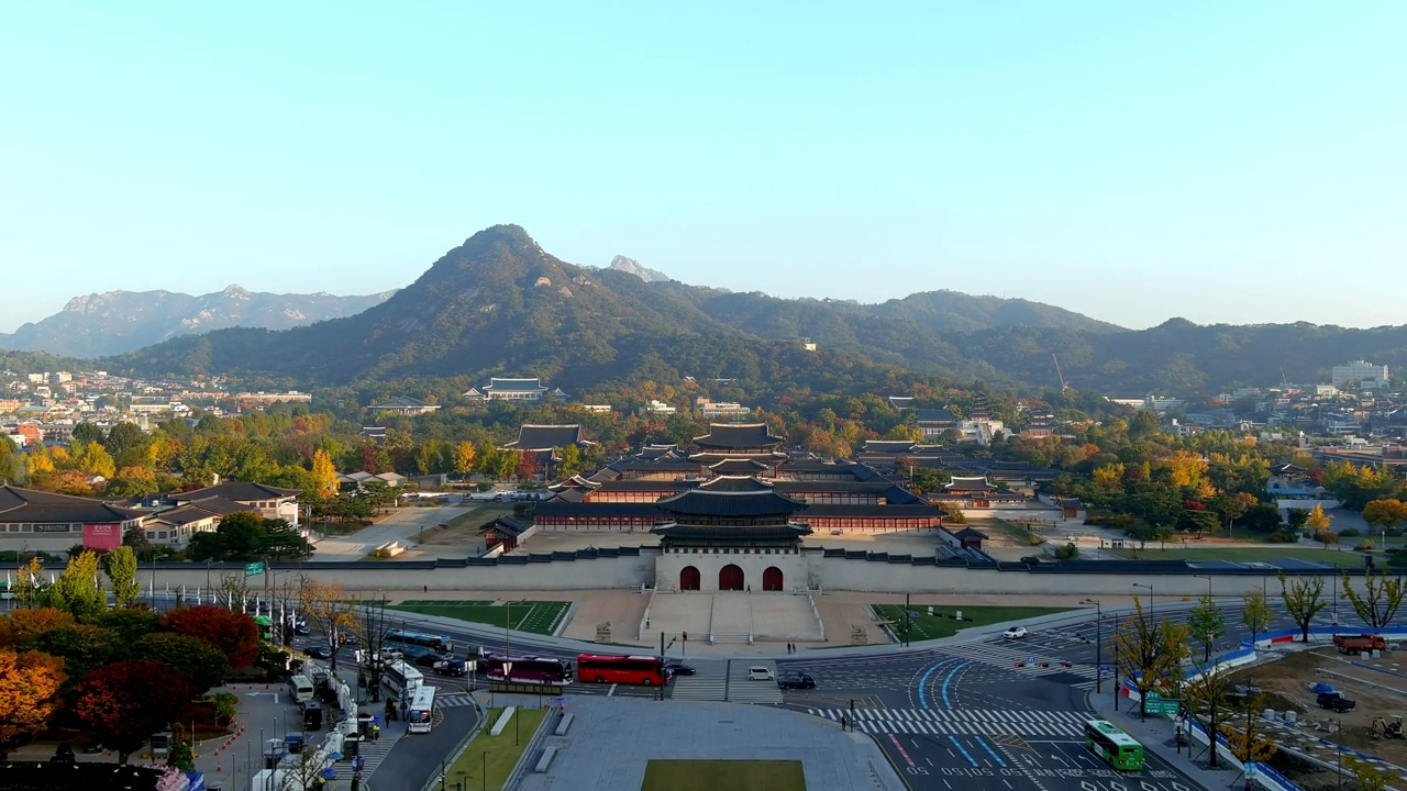 首尔钟路区世宗路、北岳山、光化门广场、青瓦台、景福宫根正殿、根正门、兴礼门、光化门附近的市中心视频素材